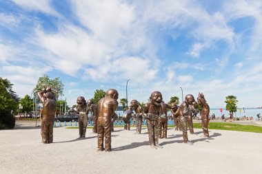 A-labirent-ing kahkaha bronz heykel Morton Park Vancouver, Kanada. 