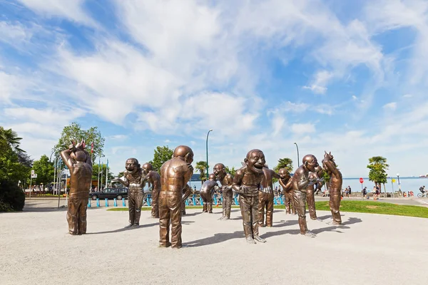 A-doolhof-ing gelach bronzen sculptuur in Morton Park van Vancouver, Canada. — Stockfoto