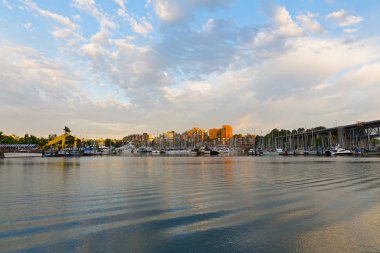 Güneş doğarken False Creek waterfront, Vancouver, British Columbia, Kanada. 