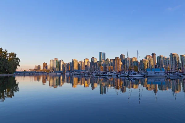 Gün batımında, Kanada Vancouver şehir manzarası yansıma. — Stok fotoğraf