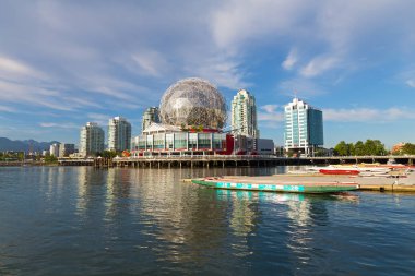 Vancouver, Bc, Kanada Vancouver ve tekne iskelesi ile at False Creek şehir manzarası. 
