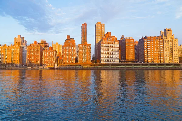 Schilderachtig stedelijk landschap langs de East River in Manhattan, New York. — Stockfoto