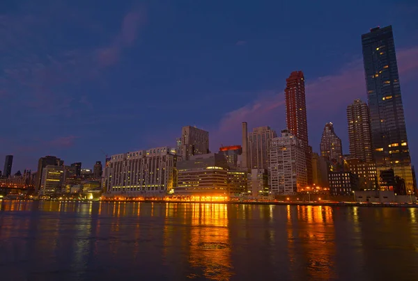 Manhattan panorama in de schemering gezien vanaf Roosevelt Island in New York, Verenigde Staten. — Stockfoto