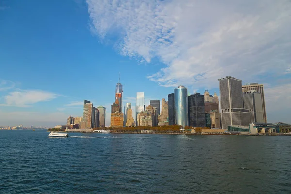 Panorama van Lower Manhattan uit het water in de herfst, New York, Verenigde Staten. — Stockfoto