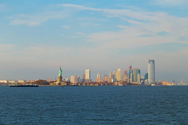 Bajo Manhattan panorama y estatua de la Libertad en Nueva York al atardecer . — Foto de Stock
