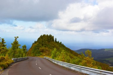Göl Fogo, Sao Miguel, Azores, Portekiz için doğal dolambaçlı yol.