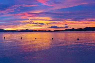 Tropik bir adada doğaüstü günbatımı renkleri. 