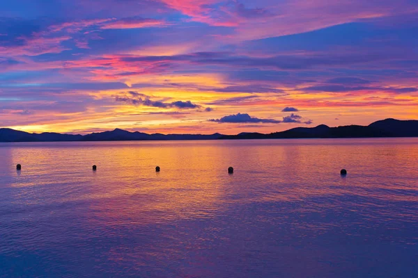 Tropik bir adada doğaüstü günbatımı renkleri. 