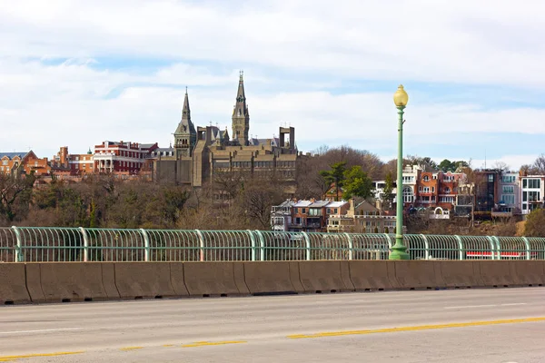 Una vista de Georgetown desde Key Bridge en primavera . — Foto de Stock