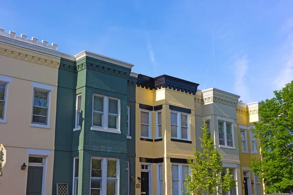 Odnowione zabytkowe domy wiersz w dzielnicy Georgetown, Washington DC, Stany Zjednoczone Ameryki. — Zdjęcie stockowe