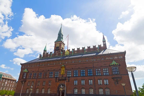 Köpenhamn rådhuset byggnad i sommar, Danmark. — Stockfoto