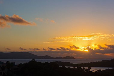 Güneş yaklaşık bulutların üzerinde gün batımında St Thomas ada, bize Vi görünmesini. 