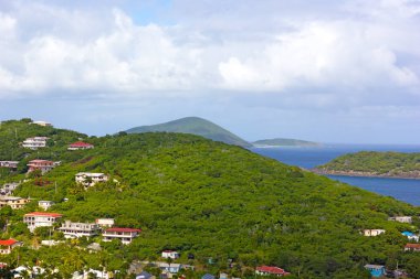 St Thomas ada manzara evleri, dağlar ve ufukta bize Vi uzak Adaları. 