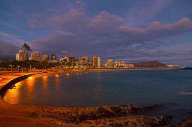 Honolulu panorama, gece, Hawaii, ABD. 