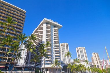 Waikiki beach waterfront binalar tropikal mavi gökyüzü, Hawaii, ABD altında.