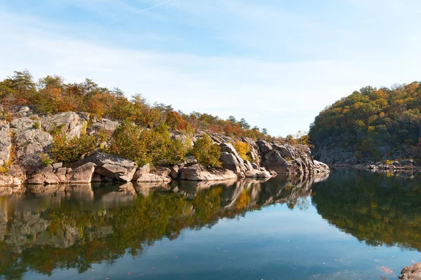 在美国弗吉尼亚州的大瀑布公园风景秀丽的河弯. — 图库照片