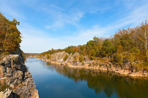 Potomak w Great Falls Park jesienią, Virginia, Stany Zjednoczone Ameryki. — Zdjęcie stockowe