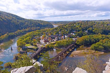 Harpers Ferry tarihi kent merkezine ve ulusal bir yüksek dağ noktasından görüldüğü gibi Park. 