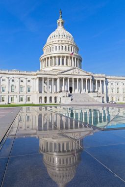 Sabah kubbe yansıması ile Amerika Birleşik Devletleri Capitol anıt. 