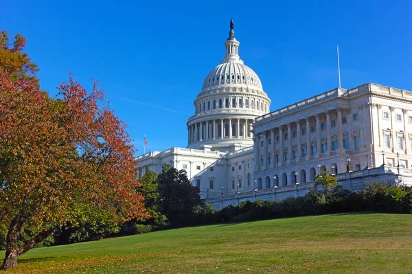 미국 워싱턴 Dc의 미국 국회 의사당 건물 근처의 가을 색상. — 스톡 사진