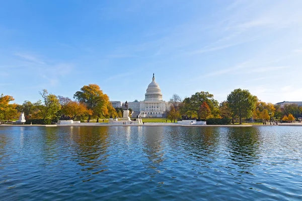 Yansıma havuzu geç Güz, Washington Dc, ABD Capitol Hill panorama. 
