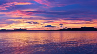Görkemli günbatımı tropikal Coron Adası, Filipinler. Günbatımı ile dağ sırtlar ufukta su üzerinde. 