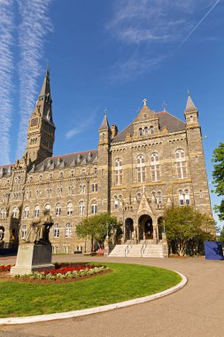 Georgetown Üniversitesi ana kare kurucusu ve Healy Hall heykeli üzerinde arka plan ile. Tarihi üniversite mezuniyet törenleri sabahı bina. 