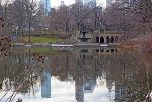 Здания Манхэттена Отражаются Озере Центрального Парка Возле Фонтана Бетесда Нью — стоковое фото