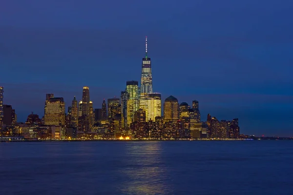 Skyline Bajo Manhattan Por Noche Con Reflejo Río Hudson Panorama — Foto de Stock