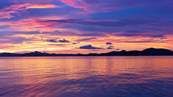 Görkemli günbatımı tropikal Coron Adası, Filipinler. Günbatımı ile dağ sırtlar ufukta su üzerinde. 