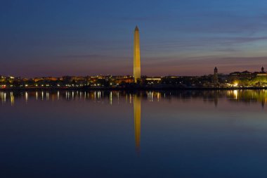 Washington Anıtı gece deprem Havzası sularda yansıması ile. National Mall Simgesel Yapı kentsel peyzaj kiraz çiçeği Festivali sırasında Washington Dc, ABD.