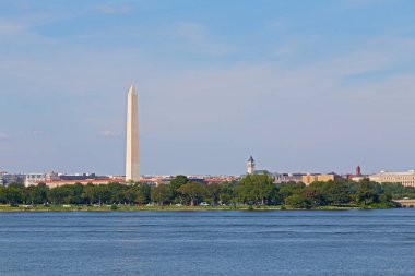 Potomac nehri, Usa yakınındaki Washington Dc panorama. Bize sermaye ile Washington Anıtı ve diğer yerler bir yaz sabahı.