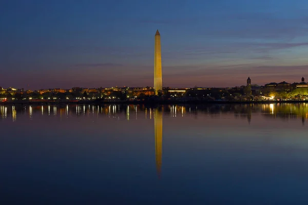 Tidal Basin の水の反射とワシントン記念塔 桜まつり ワシントン 米国中の都市景観におけるナショナル モールのランドマーク — ストック写真