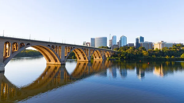 Washington Dc, ABD sabahın erken saatlerinde üzerinde kentsel gökdelenler ile Potomac nehri üzerinde anahtar köprü. A sermaye Köprüsü ve şehir gelişimini bize üzerinde Georgetown Park mahalle görüntülemek.