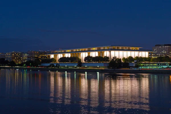John F. Kennedy Center çerçeve merkezinde sahne sanatları ile Washington Dc gece panorama. Parlak The Kennedy Center Potomac nehri karanlık sularda yansıması ile yaktı.