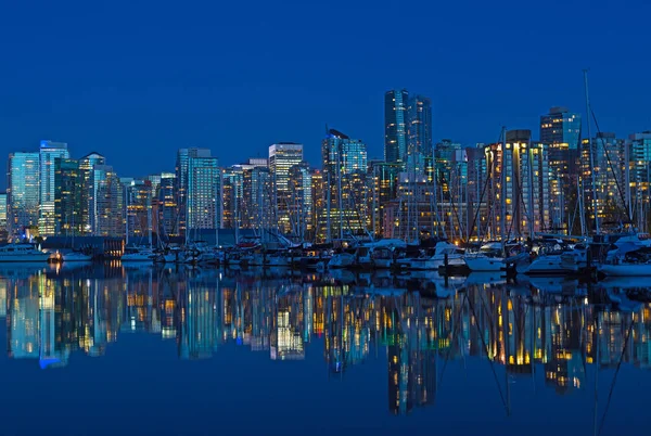 British Columbia Kanada Vancouver Şehir Manzarası Gece Sakin Sularda Yansıması — Stok fotoğraf