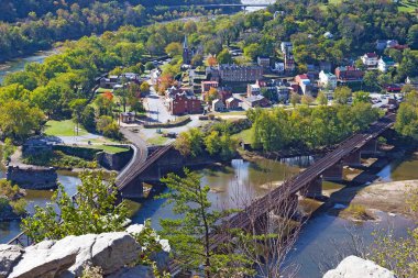 Harpers Ferry tarihi kent ve demiryolu sonbaharda hava görünümünü. Batı Virginia, ABD Milli Tarih Parkı Harpers Ferry.