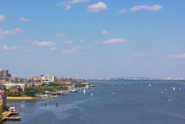 Eski kasaba İskenderiye ve Washington Dc şehir merkezinde, ABD bir panoramik görünüm. Nehir trafik ve sonbaharda erken sabahı kentsel peyzaj.