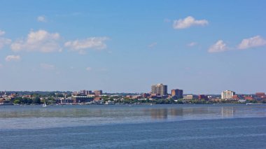 Eski kasaba İskenderiye'den Potomac nehri Virginia, ABD bir görünüm. İskele ve güneşli bir sabah nehir sularında yansımaları ile tarihi binalar.