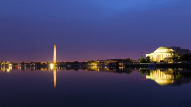 Deprem Havzası çevresinde Washington Dc panorama adlı gündoğumu sırasında kiraz çiçeği. Şafakta karanlık sularda yansıması ile şehir yerler.