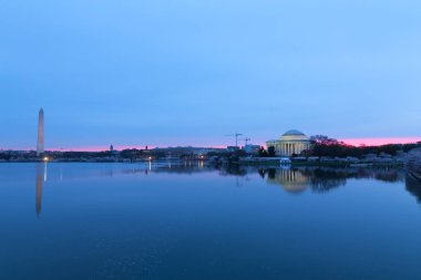 Washington Dc, ABD'deki gelgit Havzası çevresinde kiraz çiçeği Panoraması. Çiçekler bolluk ile durgun su anıtlar yansıma şafak.