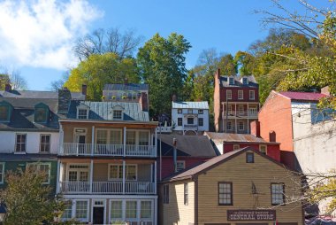 Harpers Ferry tarihi kent merkezine ve park West Virginia, bize. Pitoresk erken sonbahar görünümü üzerinde tarihi şehrin ulaşmak iç savaş tarihi ile.