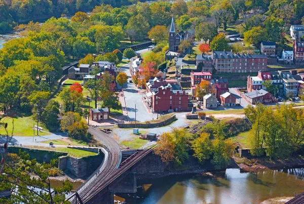 En önemli tarihi Harpers Ferry kasabadan hava bir görünüm göz ardı, Batı Virginia, ABD. Potomac ve Shenandoah nehirlerinin birleştiği şehirdeki erken sonbahar. 