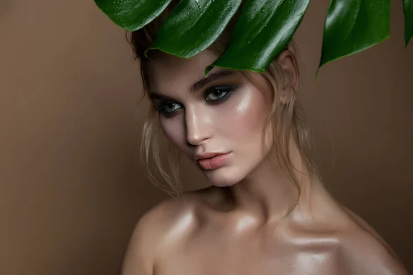 Modebilden Blond Tjej Med Ljusa Make Och Plant — Stockfoto