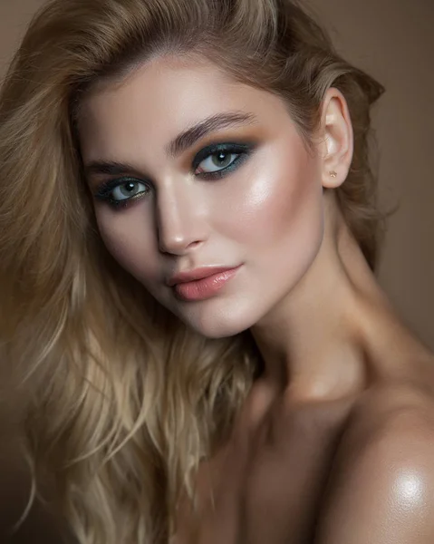 Kobieta Blond Włosy Jasny Zielony Makijaż Szczegół Portret Beżowym Tle — Zdjęcie stockowe