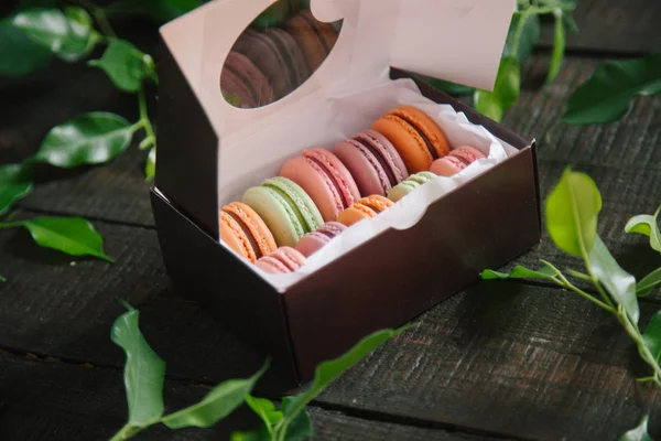 Macarons Colorés Dans Une Boîte Biscuits Savoureux Sur Fond Bois — Photo