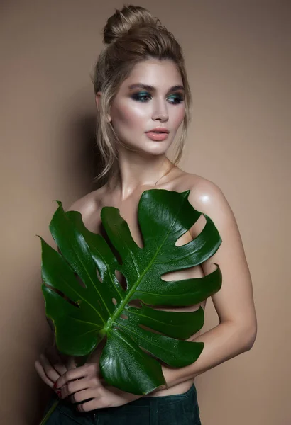 Картина Моды Блондинка Ярким Макияжем Растением Стоковое Изображение