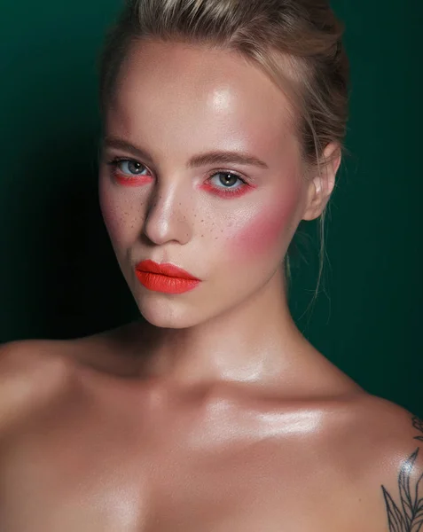 Close Schoonheid Portret Groene Achtergrond Helder Oranje Make Blonde Model — Stockfoto
