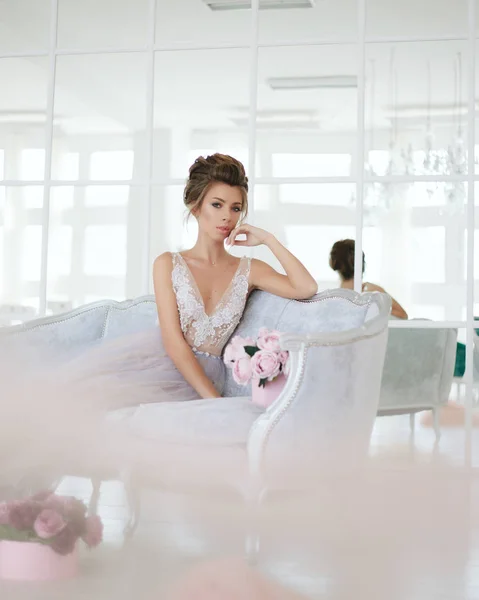 Молодая Красивая Модель Красивом Лавандовом Платье Модная Прическа Невесты Женщина — стоковое фото