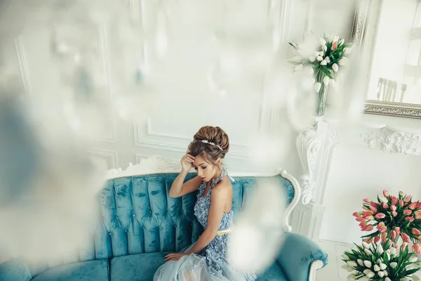 Молодая Красивая Женщина Голубом Платье Фантазии Леди Сидящая Классическом Бархатном — стоковое фото